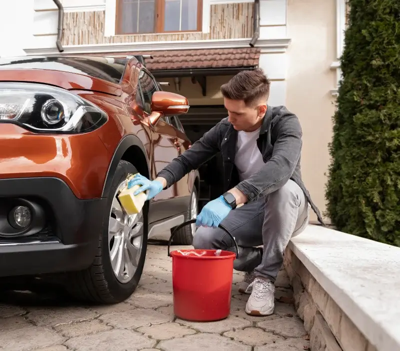 Lavage auto à domicile Ax-les-Thermes : professionnel intervenant sur un véhicule
